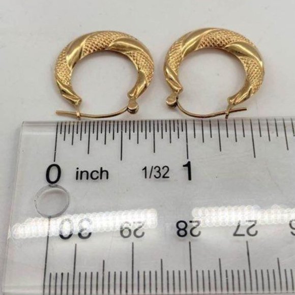 10k solid gold earrings textured hoop 0.75 inches diameter and weighs 1.5 grams - Picture 6 of 7